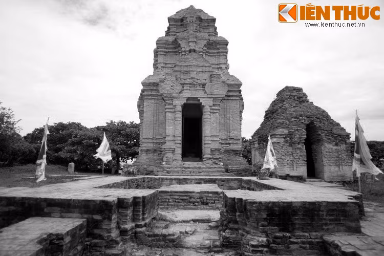 Chuyện xảy ra trước khi tháp Po Sah Inư được xây dựng ít lâu. Khi đó, vua Chăm Pa có một nàng công chúa xinh đẹp tên là Po Sah Inư. Nàng yêu say đắm Po Sahaniempar, một lãnh chúa theo đạo Hồi. Vượt qua khác biệt tôn giáo, họ đến với nhau trong sự chúc mừng của cả hai vùng.