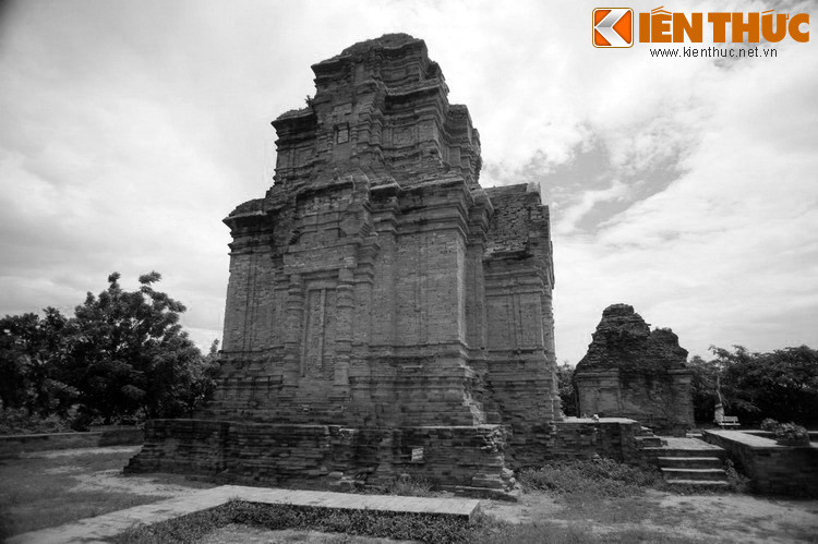 Sau khi Po Sah Inư mất, để tưởng nhớ đến đức hạnh cũng như tài năng của công chúa, các thần dân Chăm Pa đã xây một ngôi đền thờ nàng. Đó chính là tháp Po Sah Inư, với vẻ đẹp kiến trúc vẫn còn được gìn giữ sau biết bao đổi thay thời cuộc.