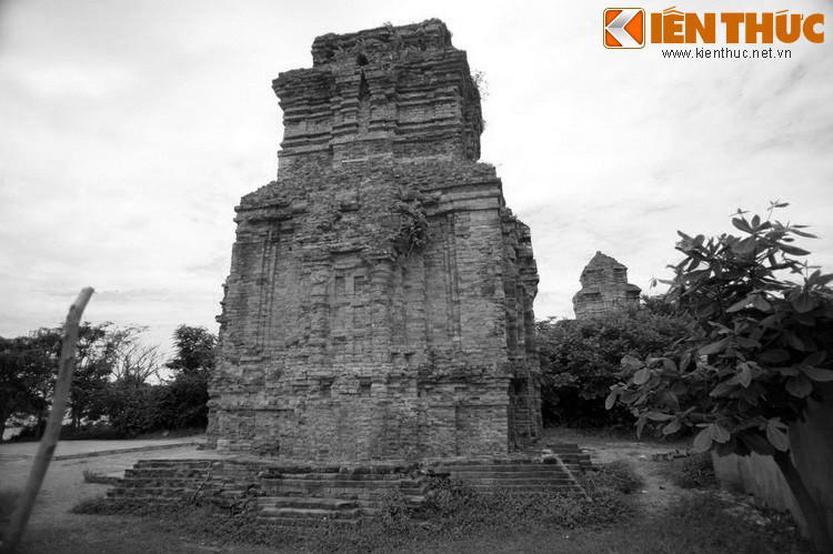 Nhưng sự đời vốn phũ phàng. Em trai của công chúa là thái tử Po Dam (người sau này sẽ lên làm vua) vốn ghét những người ngoại đạo. Po Dam đã lên kế hoạch chia rẽ đôi uyên ương trong ngày tái ngộ.