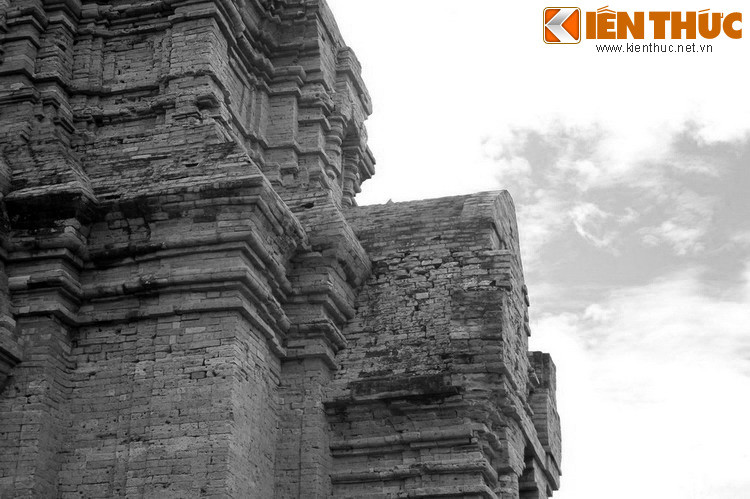 Trong suốt nhiều thế kỷ, hàng năm cứ vào mùa vụ Kate, người Chăm trong vùng lại tổ chức lễ hội ăn mừng múa hát tại khu đền Po Sah Inư để tôn vinh công đức của nàng công chúa xinh đẹp giàu lòng nhân hậu.