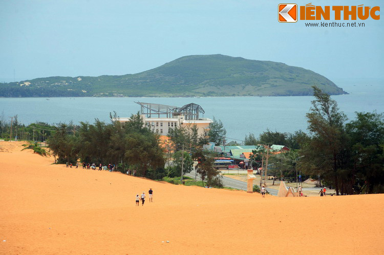 Những năm gần đây, đồi cát Mũi Nẽ đã trở thành một sản phẩm du lịch đặc trưng của tỉnh Bình Thuận. Nhiều loại hình dịch vụ đã xuất hiện bên đồi cát, từ bình dân như các hàng quán đến cao cấp như sân golf, khu nghỉ dưỡng... đem lại công ăn việc làm cho nhiều người địa phương.