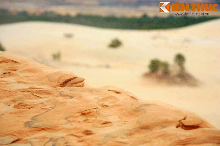 Đồi cát Mũi Nẽ còn được gọi là Đồi Cát Bay do hình dáng của các cồn cát thay đổi theo giờ, theo ngày, theo tháng..., chỗ bằng phẳng, chỗ thì uốn lượn dưới tác động của gió.