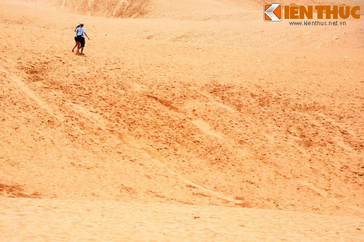 Giữa sa mạc cát mênh mông, sự hiện diện của con người trở nên nhỏ nhoi, không khác gì một hạt cát giữa sự vô tận của hoàn vũ.