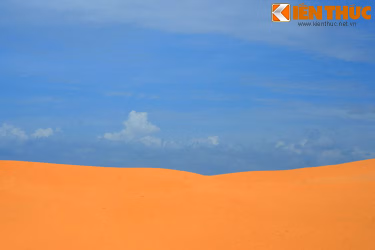 Đây là vùng địa hình đặc biệt gồm những cồn cát khổng lồ, trải dài nhiêu cây số từ tỉnh Bình Thuận đến Ninh Thuận, tập trung nhiều nhất ở khu vực Mũi Né của Bình Thuận.