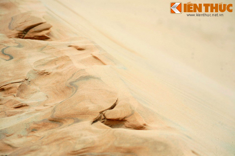 Một lưu ý dành cho du khách phương xa: Giờ tham quan thích hợp nhất của đồi cát Mũi Nẽ là sáng sớm hoặc chiều muộn, để tránh hiện tượng cát bị “nung nóng” dưới tác động của ánh sáng mặt trời.