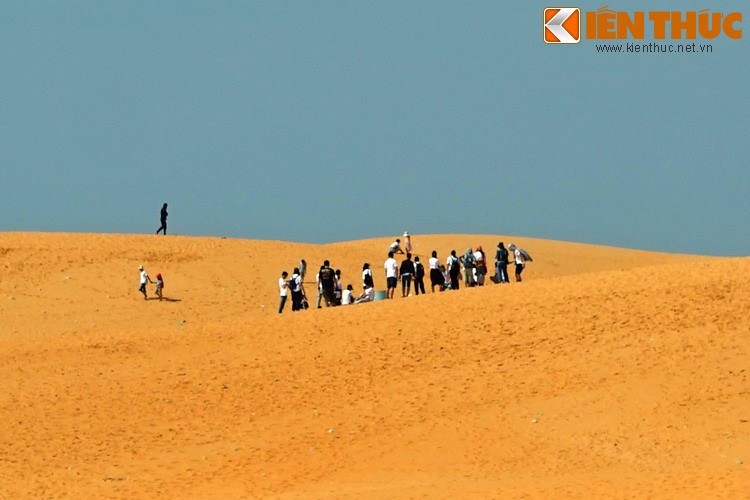 Không gian rộng bao la, địa hình lượn sóng như bức tranh trừu tượng của đồi cát Mũi Né khiến du khách ghé thăm nơi đây không khỏi choáng ngợp.