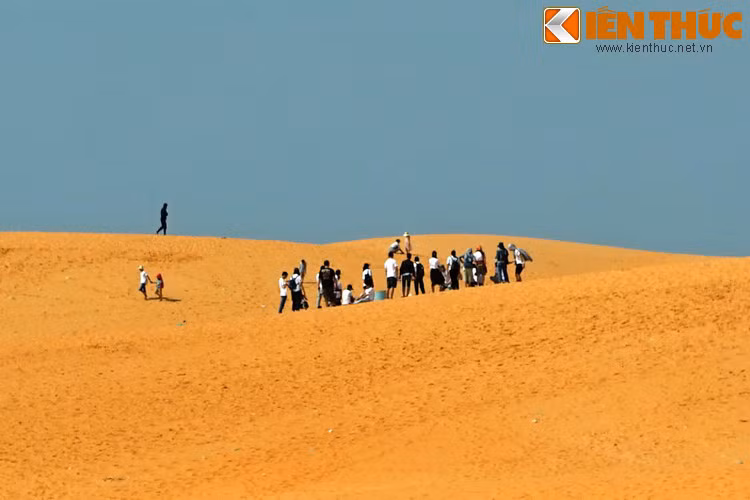 Không gian rộng bao la, địa hình lượn sóng như bức tranh trừu tượng của đồi cát Mũi Né khiến du khách ghé thăm nơi đây không khỏi choáng ngợp.