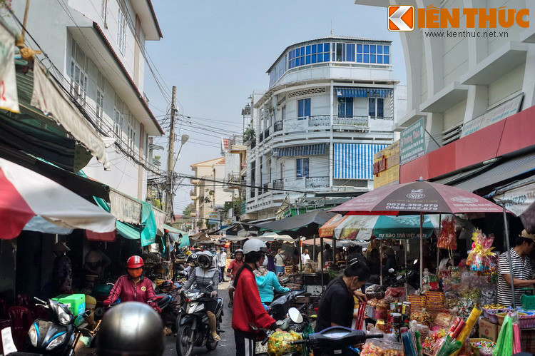 Theo các sử liệu, chợ hình thành vào năm 1697, ban đầu nằm cạnh sông sông Cà Ty. Người dân họp chợ hai bên bờ sông, còn dưới sông thì ghe thuyền tấp nập. Từ đây, nhiều loại hàng hóa được chuyên chở đi khắp nơi như Sài Gòn, Nam Kỳ Lục tỉnh và cả Campuchia.