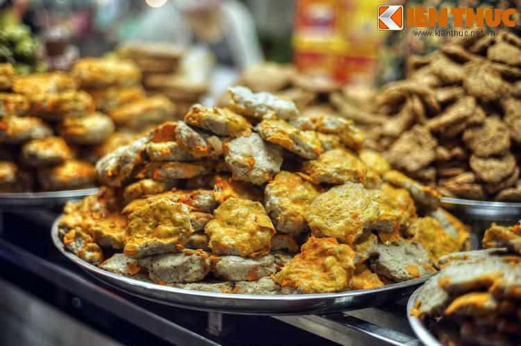 Các loại hải sản khô, đồ chế biến chế biến sẵn, nước mắm bán tại chợ Phan Thiết cũng rất phong phú, thu hút sự quan tâm của nhiều du khách vì các mặt hàng này dễ vận chuyển đường dài hơn các đồ tươi sống.