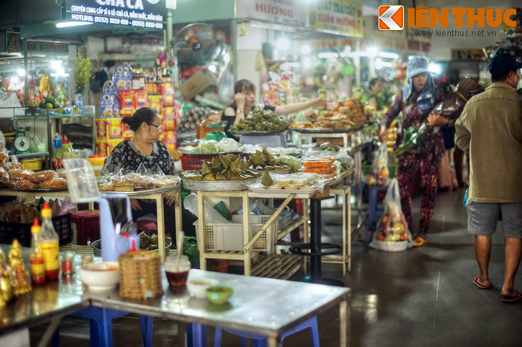 Vì nằm trong khu vực đông người Hoa sinh sống, hàng hóa chủ yếu của người Hoa nên chợ Phan Thiết cũng được gọi là Chợ Lớn, theo cách gọi khu Chợ Lớn – Sài Gòn. Về sau, người Việt về buôn bán tại chợ ngày càng nhiều và dần chiếm vai trò chủ đạo trong hoạt động kinh doanh nơi đây.