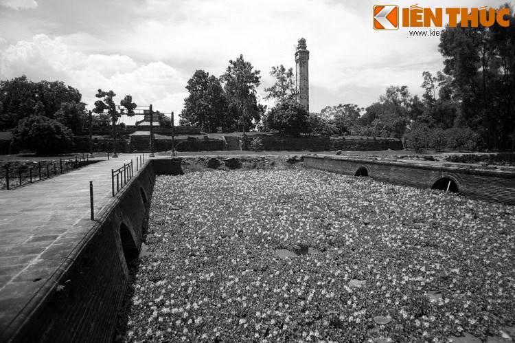 Trong lăng đào các hồ Nhuận Trạch, hồ Ngưng Thúy, hồ Điện, trổ dòng nước chảy thông ra ngoài bằng những đường cống ngầm dưới đất, xây lầu Đức Hinh, điện Biểu Đức, cầu Chánh Trung, cầu Đông Hòa, cầu Tây Định bên trên…