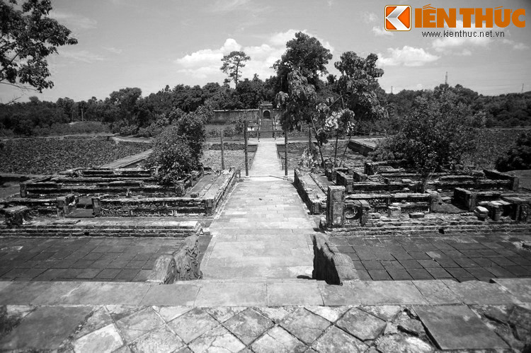 Lăng vua Thiệu Trị không có la thành bọc ngoài như lăng vua cha Minh Mạng mà lấy những dãy đồi nhấp nhô quanh vùng làm thế vây bọc tự nhiên. Đặc điểm này giống với lăng của Gia Long, vị vua đầu tiên của vương triều.