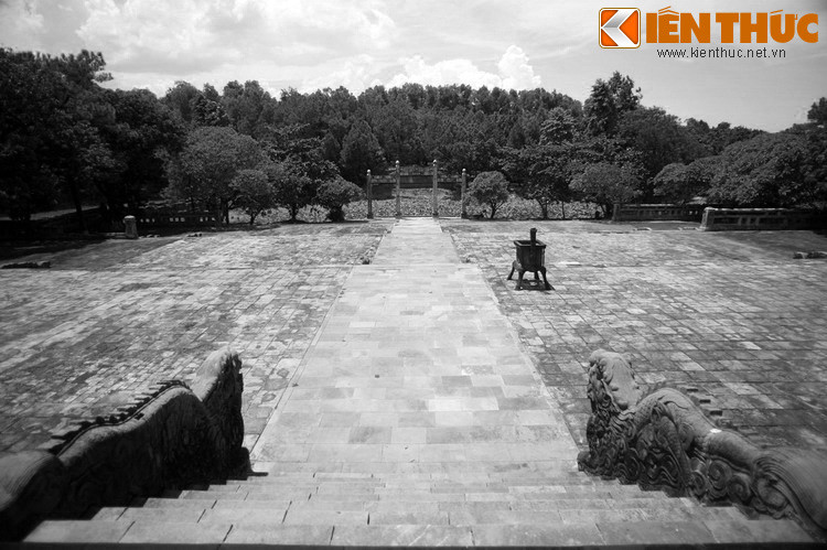 Xem xét cuộc đất và thế phong thủy của lăng Thiệu Trị, các nhà nghiên cứu nhận định lăng này ở vào vị thế “sơn chỉ thủy giao” với ngọn núi Chằm làm tiền án nhô lên cách đó chưa đầy 10 cây số, núi Kim Ngọc từ xa và mô đất lớn được đắp đằng sau làm hậu chẩm.