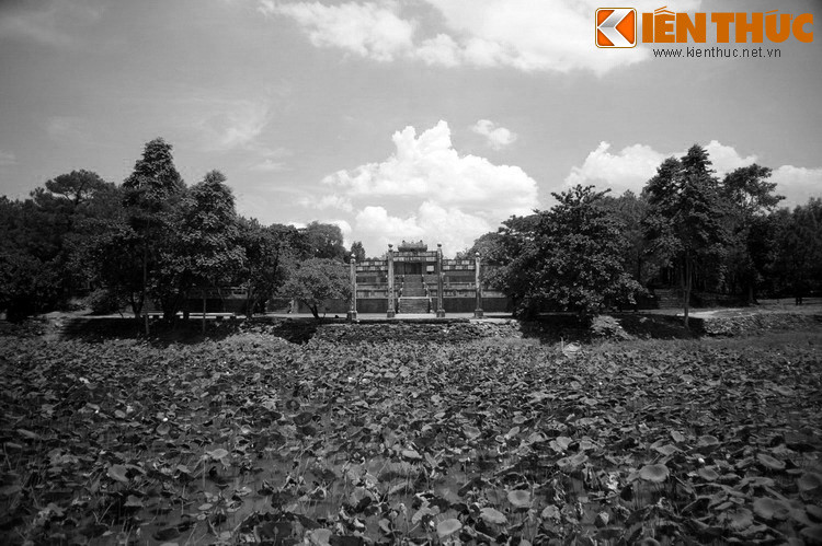 Theo đồ án thiết kế, mặt trước lăng nhìn ra một vùng đất rộng thoáng đãng về hướng Tây Bắc, xa xa đồi Vọng Cảnh hiện lên phía hữu và núi Ngọc Trản nằm phía tả – hình thành thế “tả long hữu hổ” hộ lăng. Mặt sau lăng dựa vào núi Thuận Đạo.