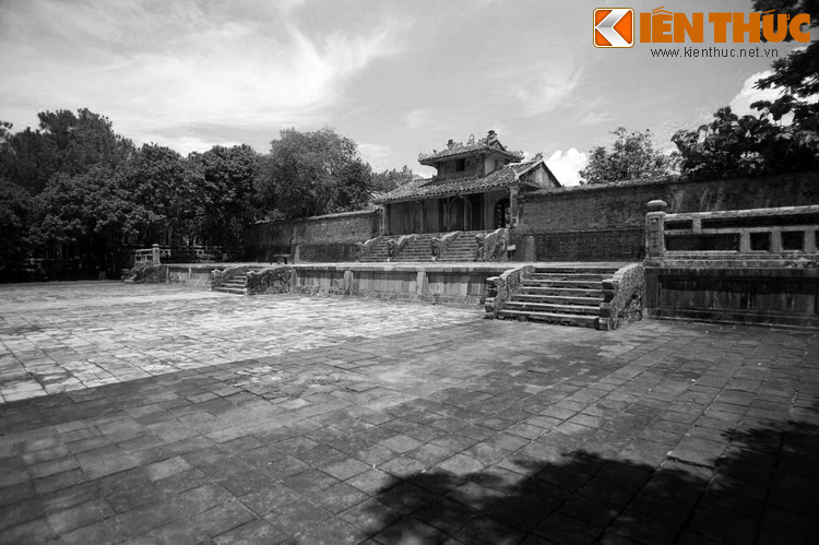 Ngày nay, lăng vua Thiệu Trị là một địa điểm khá bình lặng so với lăng của các vị vua tiền nhiệm và kế nhiệm ông. Điều này dường như cũng tương đồng với cuộc đời, cái chết và câu chuyện không quá ồn ào về quá trình xây lăng mộ ông.