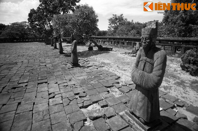 Tự Đức lập tức triệu tập các thầy địa lý đi khảo sát quanh vùng Phú Xuân tìm ra một cuộc đất tốt cách kinh thành không xa lắm, thuộc địa bàn làng Cư Chánh, trên một vùng núi thấp được gọi là Thuận Đạo.