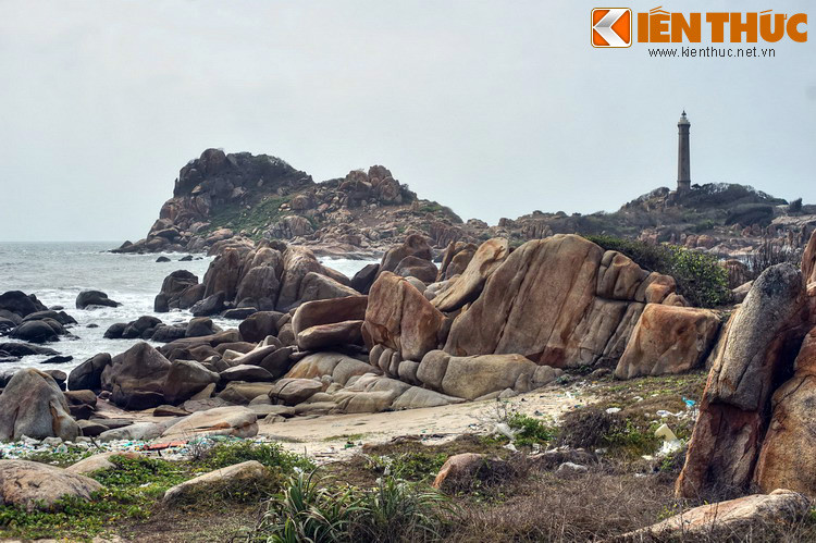 Với tuổi đời 120 năm, hải đăng Kê Gà chính là ngọn hải đăng cổ nhất của Việt Nam. Đồng thời, đây cũng là ngọn hải đăng có chiều cao thứ nhì trong số khoảng 90 ngọn hải đăng ở mảnh đất hình chữ S.