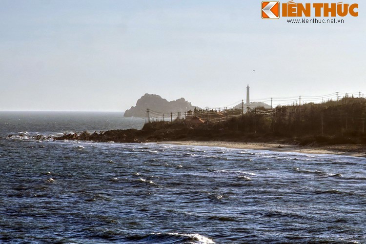 Trong lịch sử hàng hải khu vực Đông Dương, mũi Kê Gà là một vị trí hiểm yếu của tuyến đường biển từ Phan Rang đi Vũng Tàu. Từ hàng thế kỷ trước đã có rất nhiều thuyền buôn qua lại nơi đây và bị đắm do không xác định được tọa độ, vị trí.