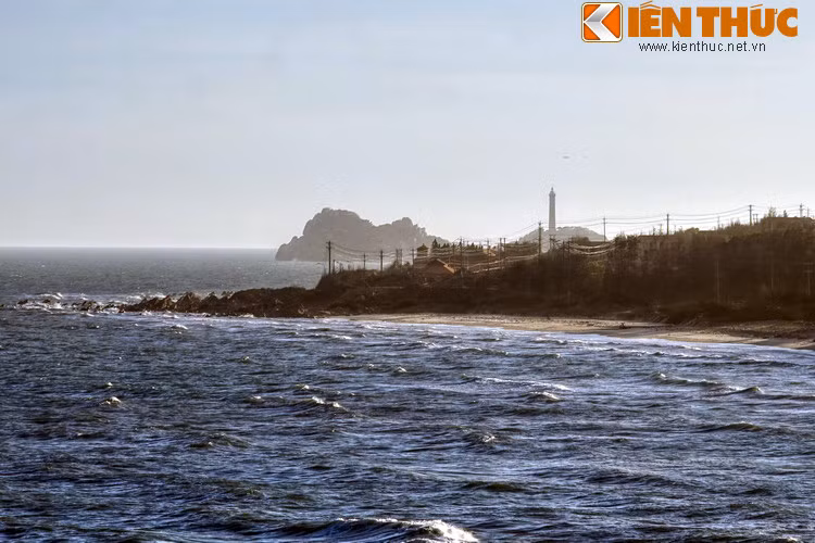 Trong lịch sử hàng hải khu vực Đông Dương, mũi Kê Gà là một vị trí hiểm yếu của tuyến đường biển từ Phan Rang đi Vũng Tàu. Từ hàng thế kỷ trước đã có rất nhiều thuyền buôn qua lại nơi đây và bị đắm do không xác định được tọa độ, vị trí.