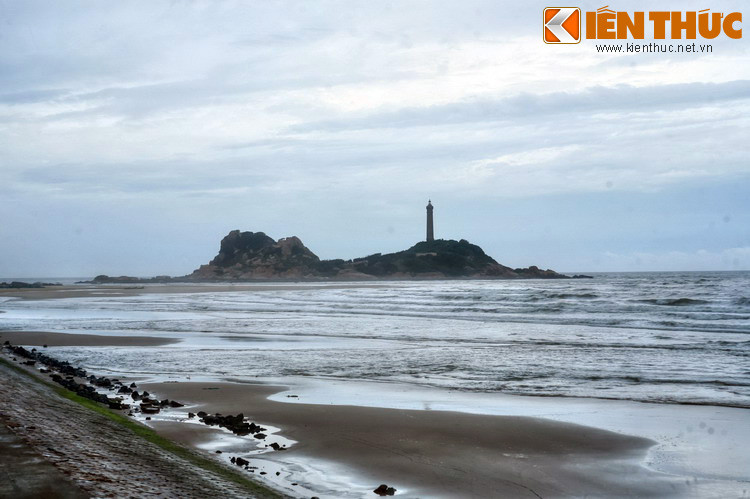 Về tên gọi Kê Gà có nhiều lý giải khác nhau. Theo một cách lý giải phổ biến trong dân gian, mũi Kê Gà còn được gọi là Khe Gà vì mũi đất có một cái khe giống đầu mỏ của một con gà. Theo thời gian, người dân đọc trại Khe Gà thành Kê Gà.