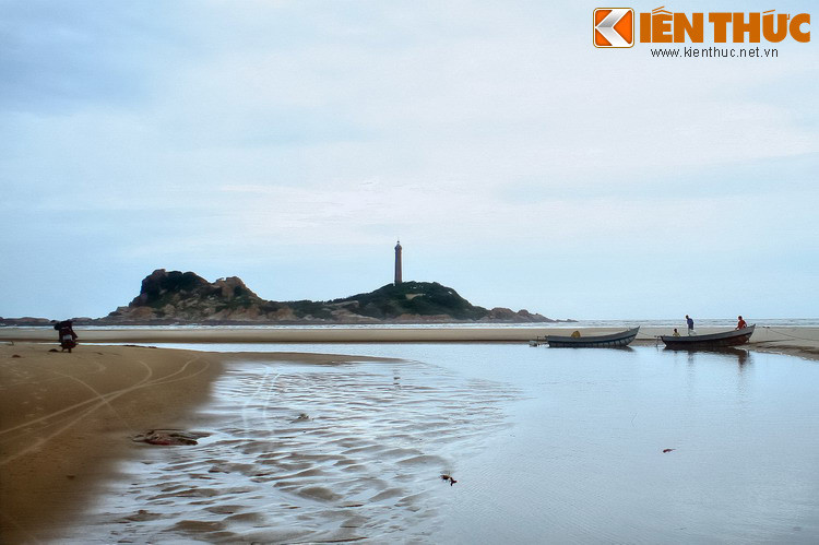 Hải đăng Kê Gà bắt đầu hoạt động từ năm 1900. Ngọn đèn trên đỉnh hải đăng được thắp sáng bằng máy phát điện. Do vậy mũi đất này còn được người dân địa phương gọi là Mũi Điện.