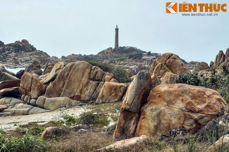 Một cách lý giải khác cho rằng mũi đất này là một phần đất tách rời từ núi Cẩm Kê mà trong sách Đại Nam nhất thống chí ghi là Kê Dữ (tức "Đảo Gà"), là vì nơi đây có đàn gà rừng với màu lông sặc sỡ sống bên khe suối có dòng nước ngọt chảy ra biển...