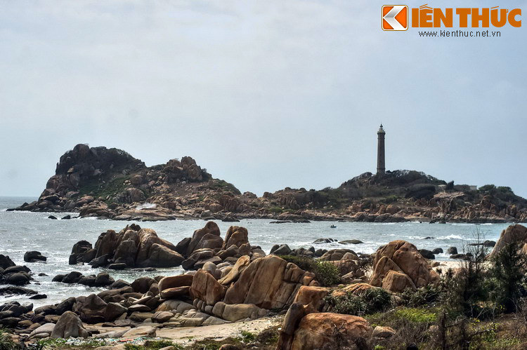 Trên thực tế, mũi Kê Gà không phải mũi đất đúng nghĩa mà là một hòn đảo nhỏ cách đất liền khoảng 500 mét, tục gọi là Hòn Bà. Khi thủy triều rút xuống thì một dải cát hiện ra nối mũi Kê Gà với đất liền. Quanh mũi đất này là nhiều bãi đá với hình thù lạ mắt.