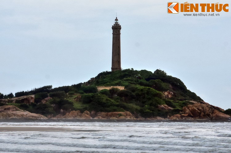 Vào thời thuộc địa, để đáp ứng nhu cầu vận tải và quân sự, người Pháp đã nghiên cứu và cho xây dựng ngọn hải đăng Kê Gà từ năm 1897. Ngọn hải đăng có chiều cao 35 mét, từ tầm ngọn đèn đến mặt biển là 65 mét. Tương truyền, nhiều người đã thiệt mạng do tai nạn khi xây dựng công trình.