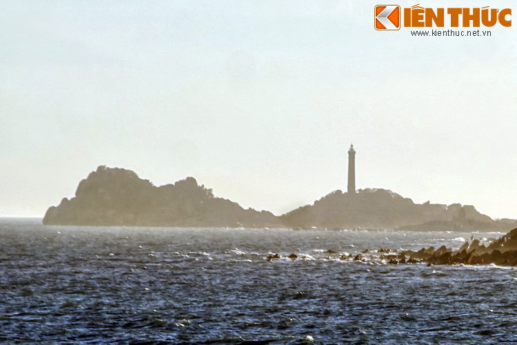 Thuộc địa phận xã Thuận Quý, huyện Hàm Thuận Nam, tỉnh Bình Thuận, cách thành phố Phan Thiết khoảng 40 km về phía Tây Nam, mũi Kê Gà là một địa danh nổi tiếng với cảnh quan độc đáo và những câu chuyện lịch sử lý thú.