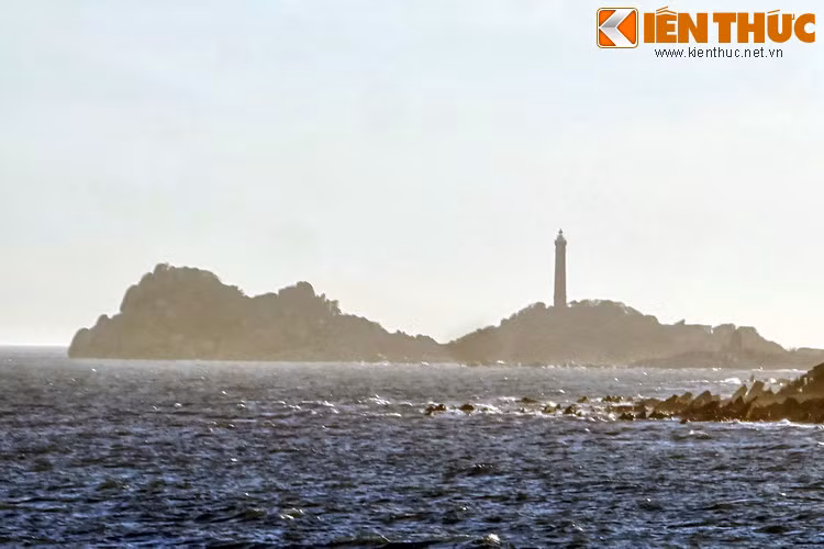 Thuộc địa phận xã Thuận Quý, huyện Hàm Thuận Nam, tỉnh Bình Thuận, cách thành phố Phan Thiết khoảng 40 km về phía Tây Nam, mũi Kê Gà là một địa danh nổi tiếng với cảnh quan độc đáo và những câu chuyện lịch sử lý thú.