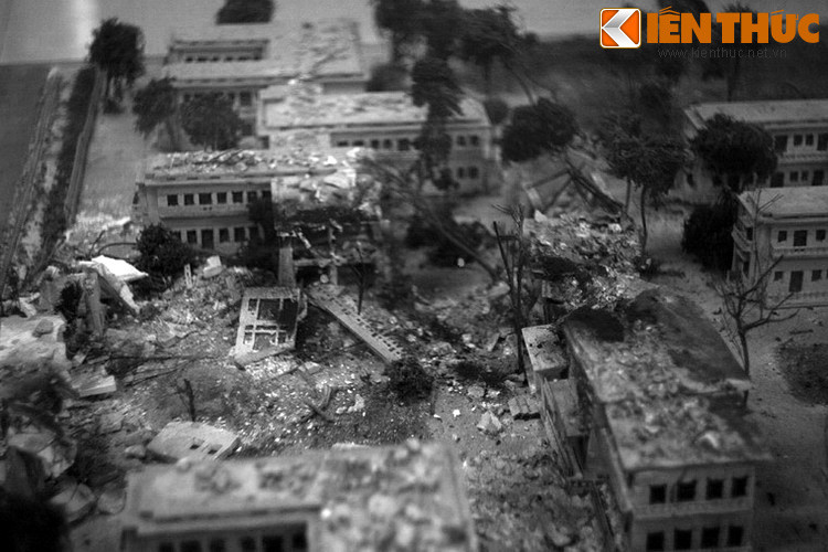 Khi tiếng còi tắt, cảnh hoang tàn chết chóc phơi bày khắp nơi. Bệnh viện Bạch Mai gần như bị san phẳng, tiếng người kêu cứu khắp nơi. Khoa Da liễu và khoa Tai Mũi Họng là những nơi bị tàn phá nặng nề nhất.