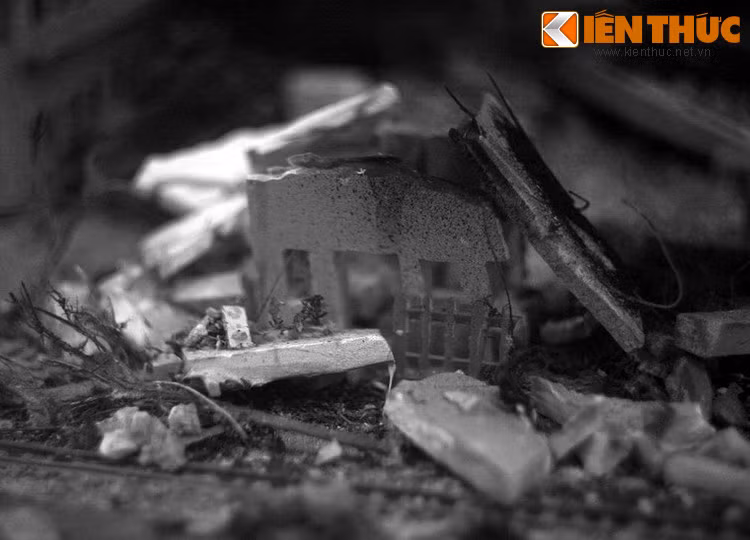 Tất cả những thi thể tìm thấy được đặt cạnh nhau trên cáng và chuyển xuống nhà xác để khâm liệm. Lễ khâm liệm cũng diễn ra đơn giản, chóng vánh vì lo sợ sẽ lại có những đợt đánh bom mới. Sau trận bom đó, 28 y, bác sĩ của Bệnh viện Bạch Mai hy sinh, 22 người bị thương.