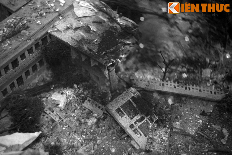 Khoảng 4h sáng, nghe tiếng còi báo động, rồi tiếng động cơ máy bay B-52 gầm rú, tất cả bác sĩ, bệnh nhân chui xuống hầm. Ít phút sau đó, hơn 100 quả bom trút xuống cơ sở y tế lớn nhất miền Bắc.