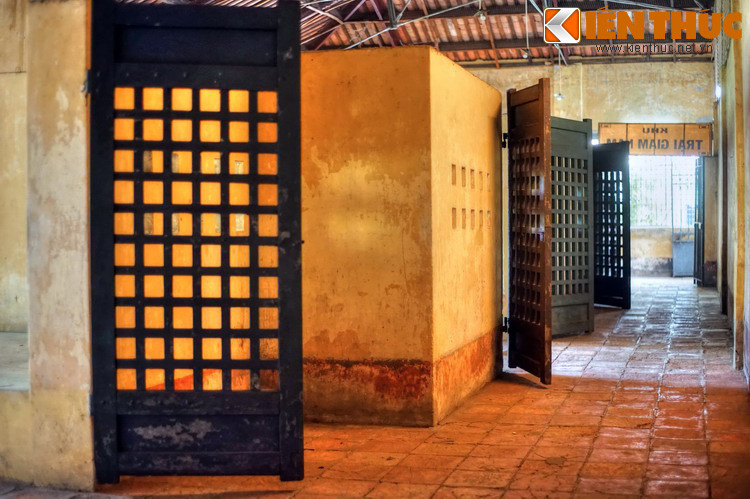 Để phục vụ mục đích mới, công trình này cũng được cải tạo lại để biến thành một trại giam đúng nghĩa. Về tổng quan, trại có hình chữ U, dãy ngang có chiều dài 32 mét, rộng 12 mét, hai dãy dọc bằng mỗi dãy dài 14 mét, rộng 7,5 mét. Bên ngoài phía trước cửa trại giam có phòng gác nhỏ.