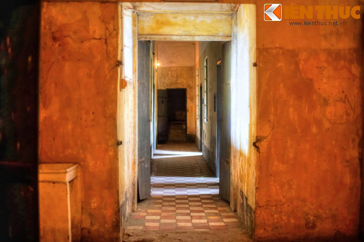 Cuối dãy nhà đầu tiên, quẹo tay phải là khu cách ly, dành cho những tù nhân bị bệnh có thể lây nhiễm. Toàn khu này có 6 phòng: 4 phòng cá nhân và 2 phòng tập thể, lối vào có cửa sắt.