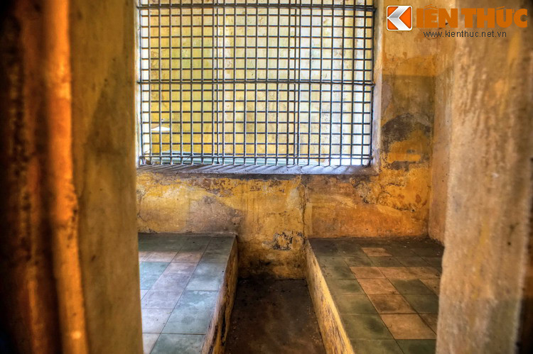 Trại có các cỡ phòng giam khác nhau, từ phòng lớn có thể giam khoảng 20 người cho đến phòng cá nhân. Tường các phòng giam cao 4 mét, dày 0,4 mét. Trong mỗi phòng có bục để nằm.