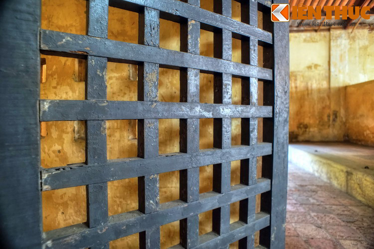 Cửa ra vào các phòng đều hẹp từ 1 – 1,2 m, cánh cửa bằng gỗ có lỗ để lính canh có thể theo dõi hoạt động bên trong của tù nhân.