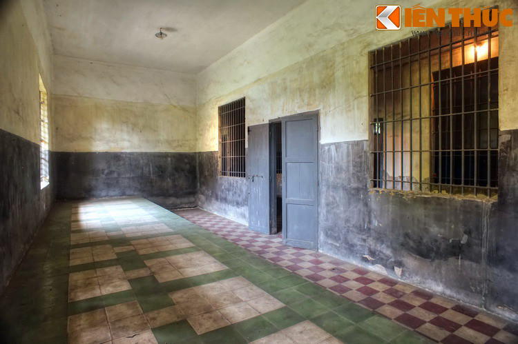 Xung quanh trại giam có tường gạch cao 2,5 mét. Góc khu trại giam có một tháp canh cao 3,5 mét. Mái của toàn bộ khu trại giam được lợp ngói, dưới lớp ngói có một hệ thống lưới sắt. Riêng dãy khu biệt giam có trần bê-tông.