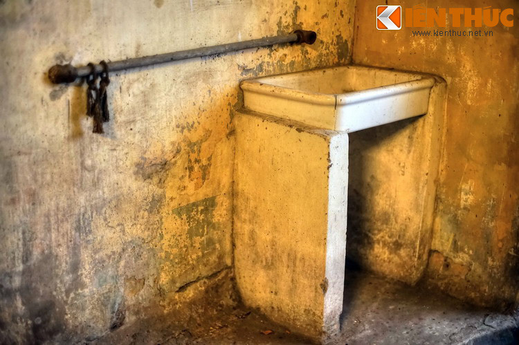 Tại đây, nhà cầm quyền thực dân để các bác sĩ điều trị cho tù nhân nhằm duy trì sức khỏe để mật thám có thể tra khảo họ. Từ đó, khu nhà bệnh nhân tâm thần trở thành cơ sở giam giữ những người tù bị bệnh.