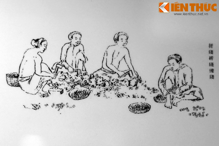 12. Tiền xu thành phẩm được tách rời khỏi khuôn.