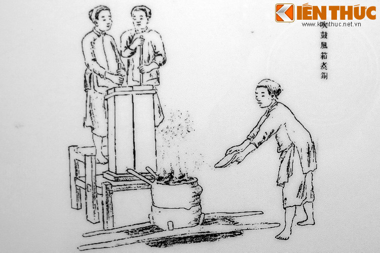 9-1. Dùng ống bễ thổi lửa nung nồi kim loại. Trộn đồng đỏ với than để tạo nhiệt độ cao. Khi đồng đỏ được nung nóng sẽ chảy xuống nồi phía dưới.