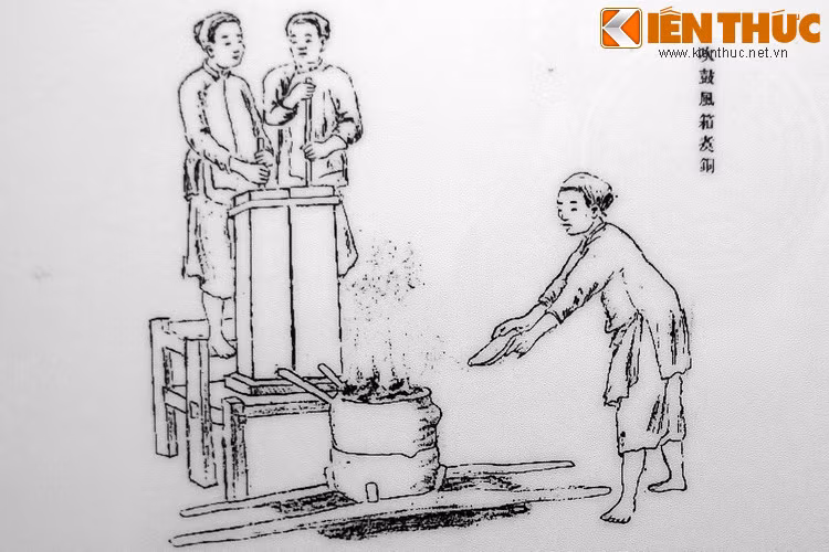 9-1. Dùng ống bễ thổi lửa nung nồi kim loại. Trộn đồng đỏ với than để tạo nhiệt độ cao. Khi đồng đỏ được nung nóng sẽ chảy xuống nồi phía dưới.