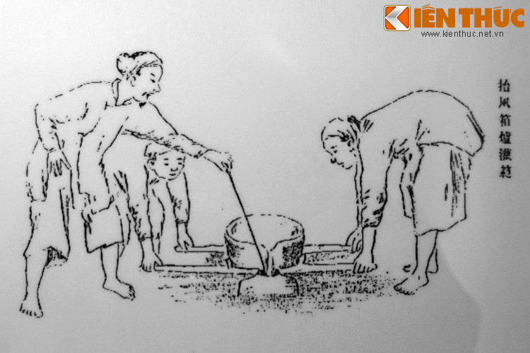 10. Đổ kim loại nóng chảy vào khuôn.