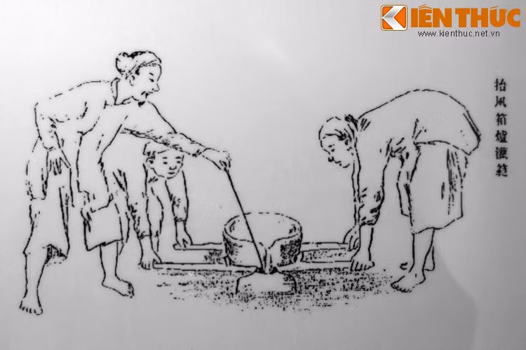 10. Đổ kim loại nóng chảy vào khuôn.