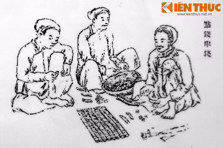 14. Xỏ tiền thành từng xâu. Đến đây, các đồng tiền xu đã sẵn sàng được lưu hành trên thị trường.