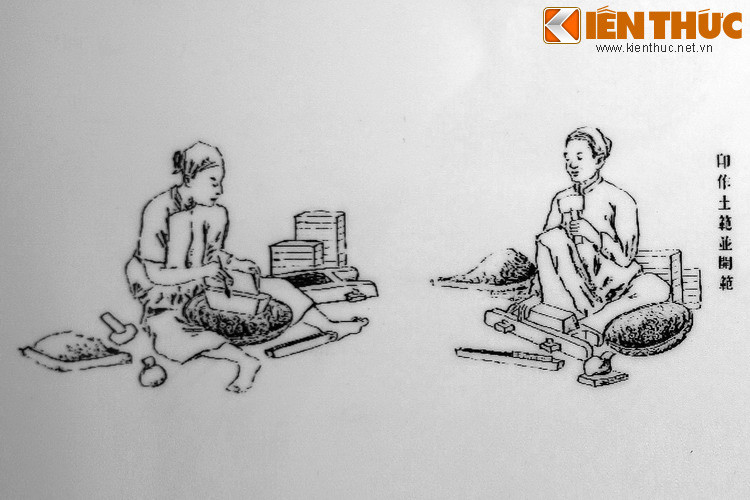 3. Dùng đất sét tạo khuôn đúc tiền.