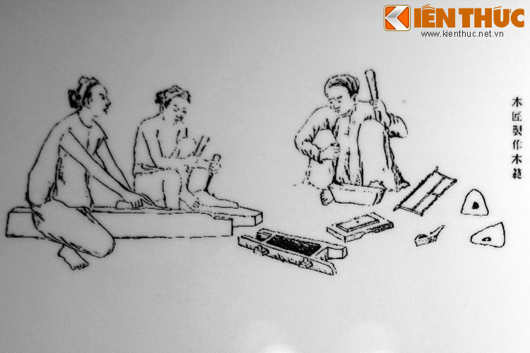 1. Khung gỗ và bản khắc được gia công để làm khuôn. Đây là giai đoạn đầu tiên của quy trình đúc tiền. Ảnh chụp lại từ Bào tàng TP HCM.