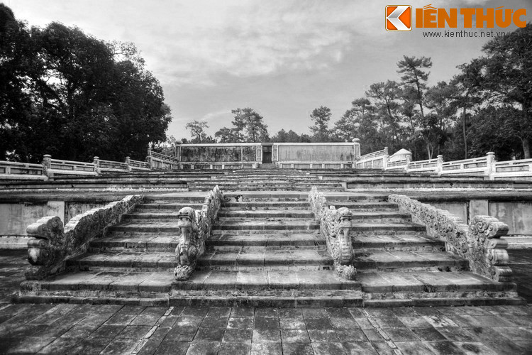 Thiên Thọ Lăng (xã Hương Thọ, thị xã Hương Trà, tỉnh Thừa Thiên – Huế) là tên gọi lăng vua Gia Long (1762-1820), vị vua sáng lập triều Nguyễn. Lịch sử hình thành khu lăng mộ này gắn với nhiều câu chuyện ly kỳ được lưu truyền trong sử sách.