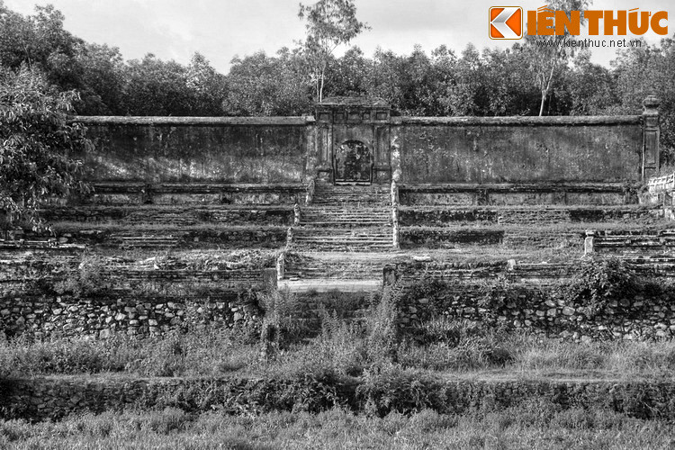 Vua Gia Long muốn xây theo lối Hiệp lăng (quần thể lăng mộ) nên trong khu vực đã chọn, ngoài tìm kiếm huyệt táng cho chính mình, ông lại cho tìm kiếm phúc địa để táng những họ hàng khác. Có vị trí quan trọng nhất trong số đó là lăng Thoại Thánh - nơi an táng mẹ ông.