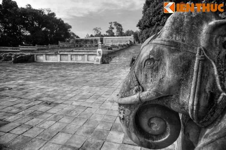 Tương truyền, vua giao cho Thượng thư bộ Binh Phạm Như Đăng, đại thần Tống Phúc Lương và Lê Duy Thanh – con trai nhà bác học Lê Quý Đôn lo tìm huyệt địa. Duy Thanh đã chọn được một thế đất ưng ý và tâu vua. Tuy nhiên, là một người rất kỹ tính, sau đến nơi xem xét, vua Gia Long không đồng ý.